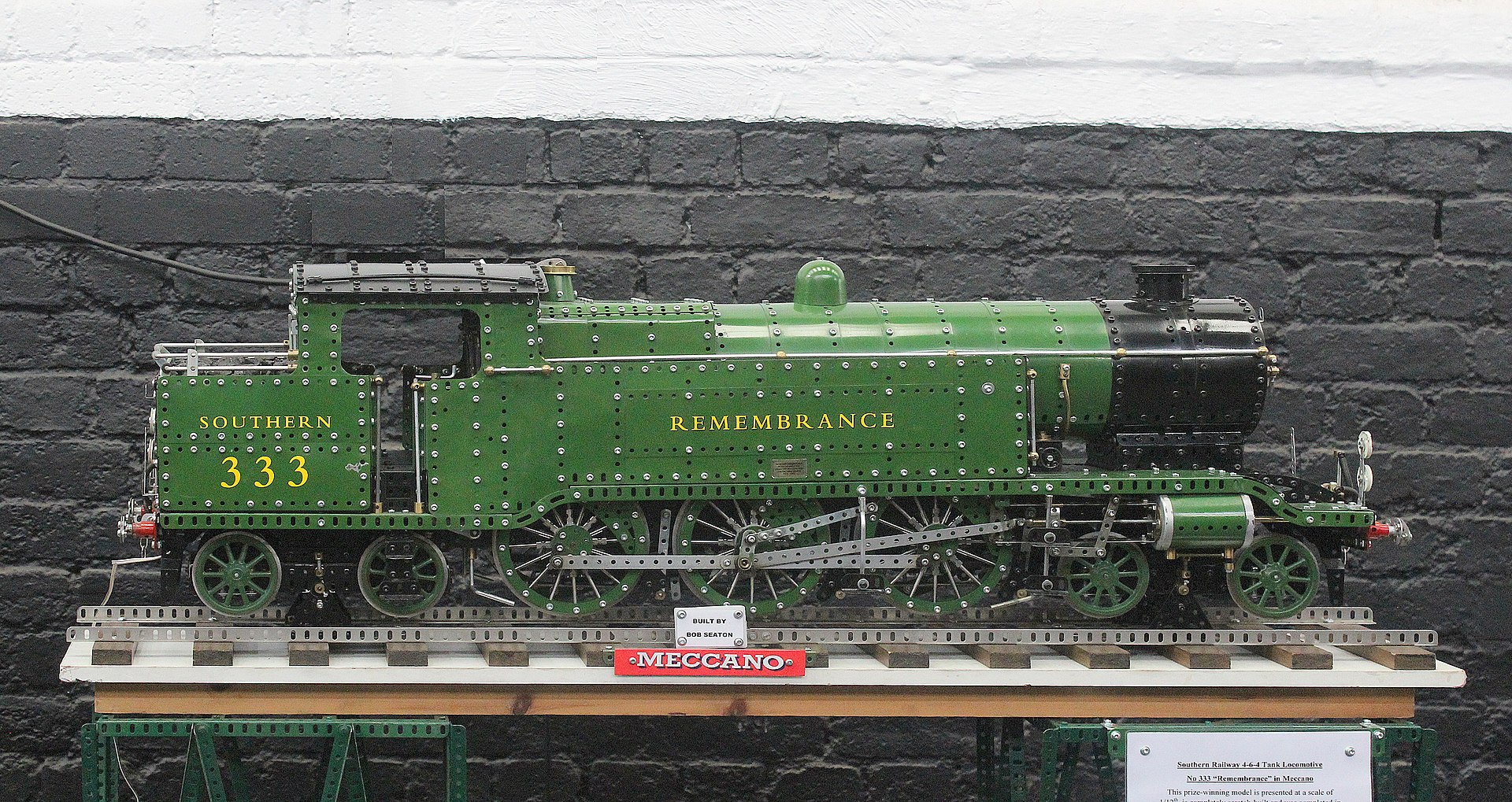 Maquette d'une locomotive à vapeur construite par un passionné en 2013. La voie ferrée a une longueur de 120 cm